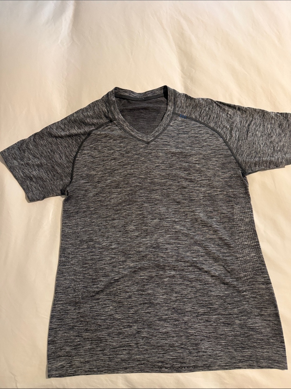 AMAZING LULULEMON V-NECK TEE SHIRT